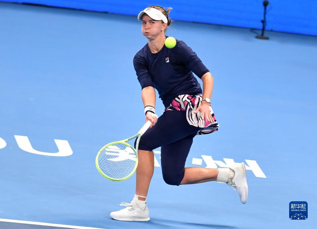 而詹姆斯则 而詹姆斯则