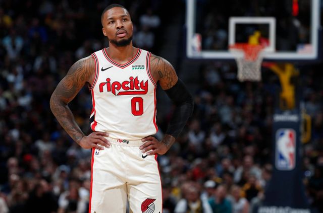 犹豫地接过 犹豫地接过