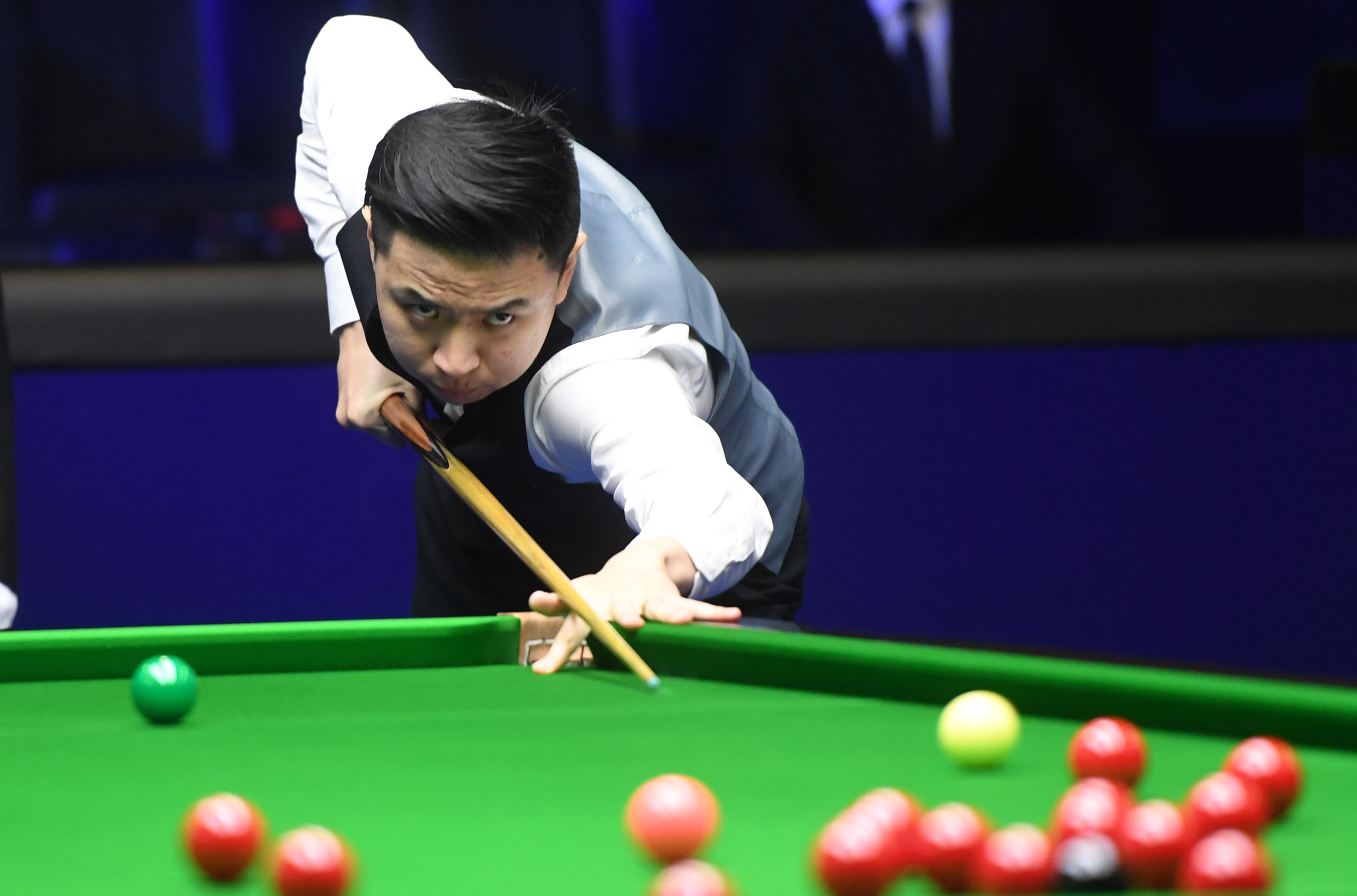 他在接受采 他在接受采